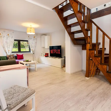 The Bucket - Rose Old Town House With Jacuzzi & Mountain View