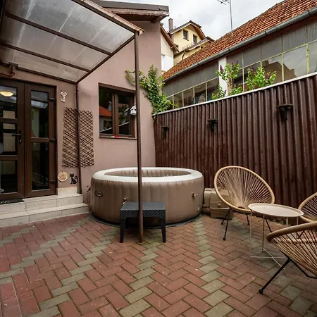 The Bucket - Rose Old Town House With Jacuzzi & Mountain View 빌라