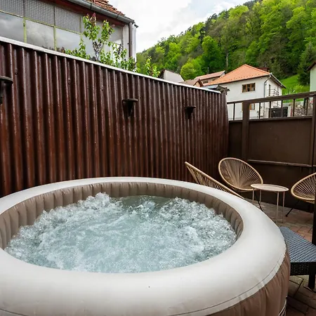 빌라 The Bucket - Rose Old Town House With Jacuzzi & Mountain View *