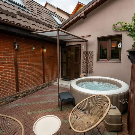 빌라 The Bucket - Rose Old Town House With Jacuzzi & Mountain View 브라쇼브
